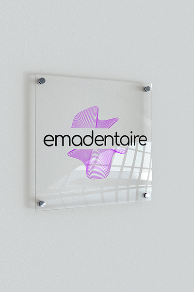 Emadentaire, création de l'identité visuelle par ARTGO Média, plaque